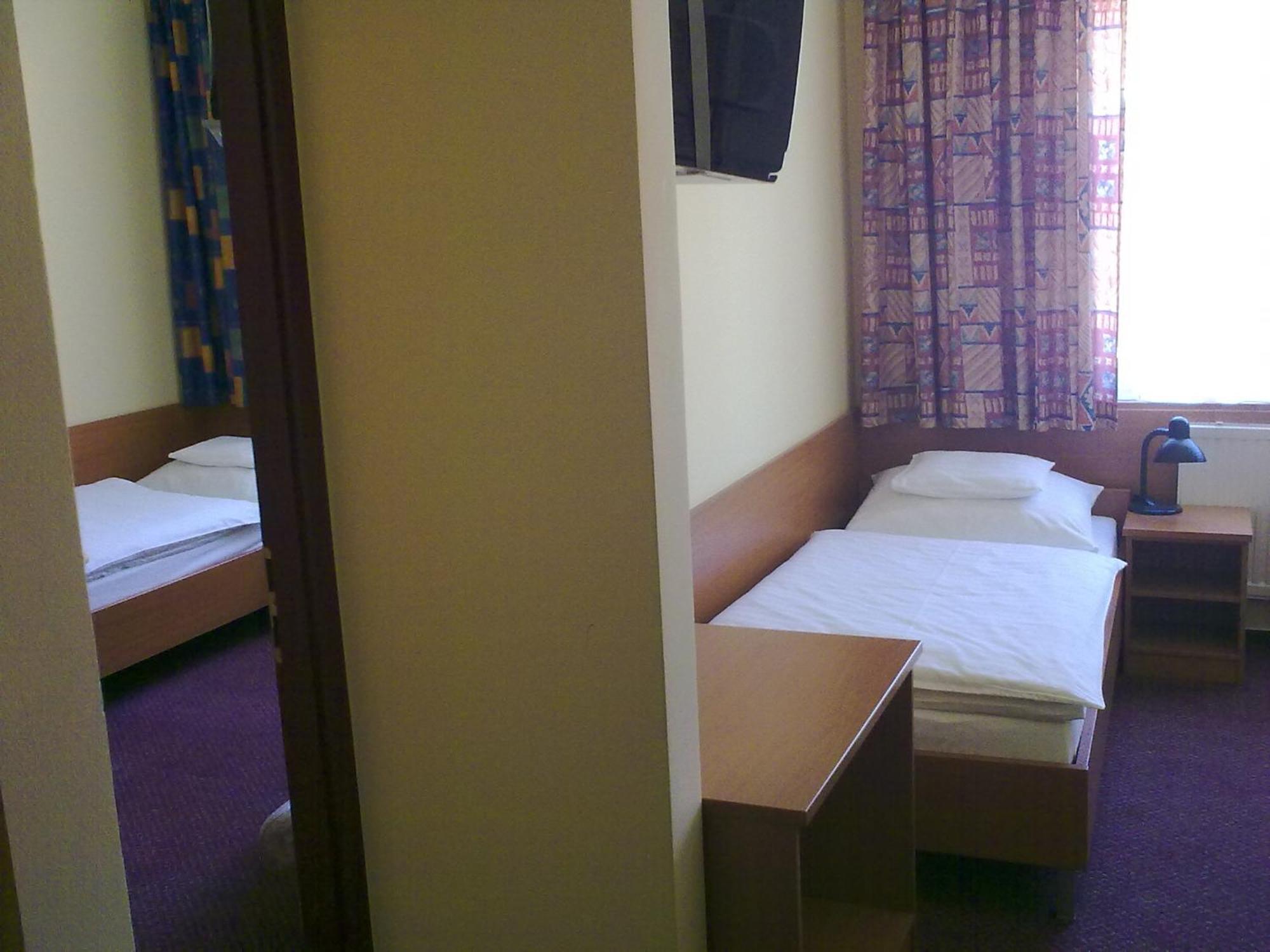 Hotel Thelena Tolna エクステリア 写真